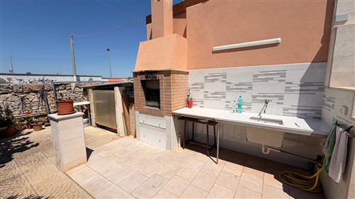 Villa a Pochi Passi, Completa di Tutti i Servizi. Buono Stato.